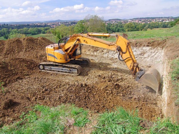 Engin de chantier en train d'effectuer des travaux de terrassement en Indre (36) ou Loir-et-Cher (41)